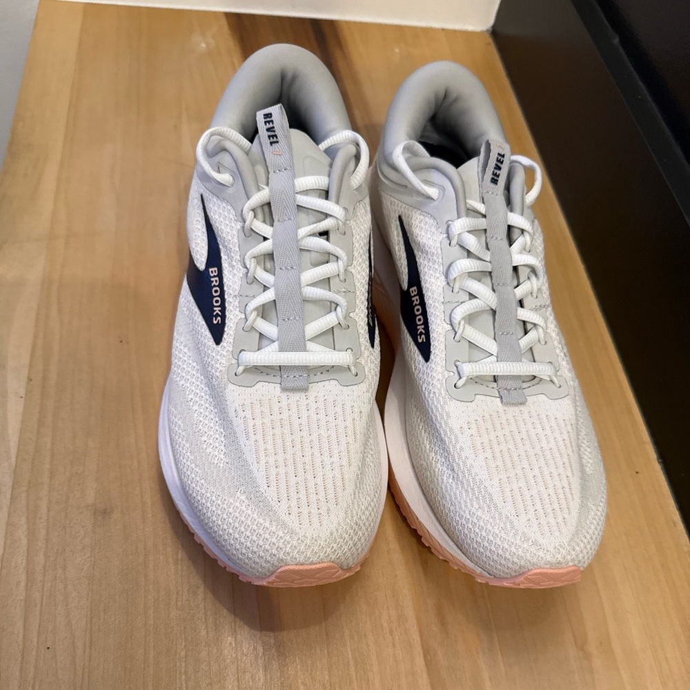 Brooks Women's Sneakers in White and Light Pink New without Box - Picture 10 of 15